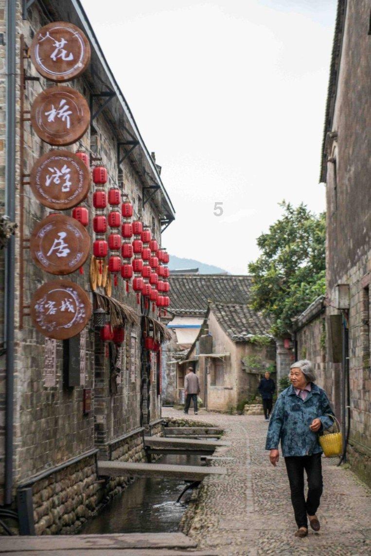 黑白相间的时尚连衣裙,散发出柔美的气质,你觉得好看吗?-专业的问答社区